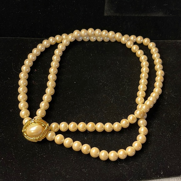 Avon -1987- Capital Style Necklace Pearl and Gold Latch - Picture 1 of 7